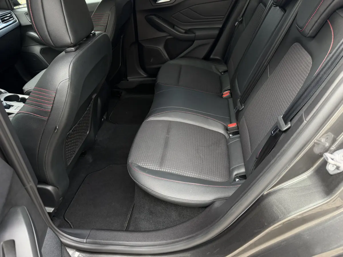 1.0 Titanium Business Automaat / Keyless / Carplay / Navigatie / PDC v+a