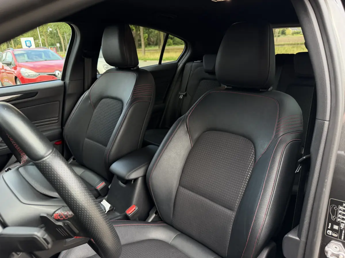 1.0 Titanium Business Automaat / Keyless / Carplay / Navigatie / PDC v+a