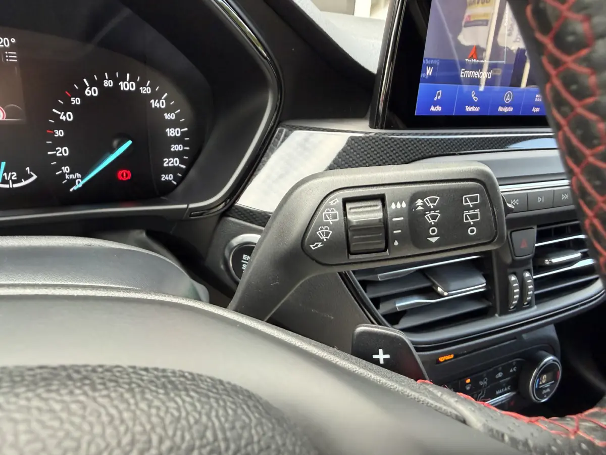 1.0 Titanium Business Automaat / Keyless / Carplay / Navigatie / PDC v+a