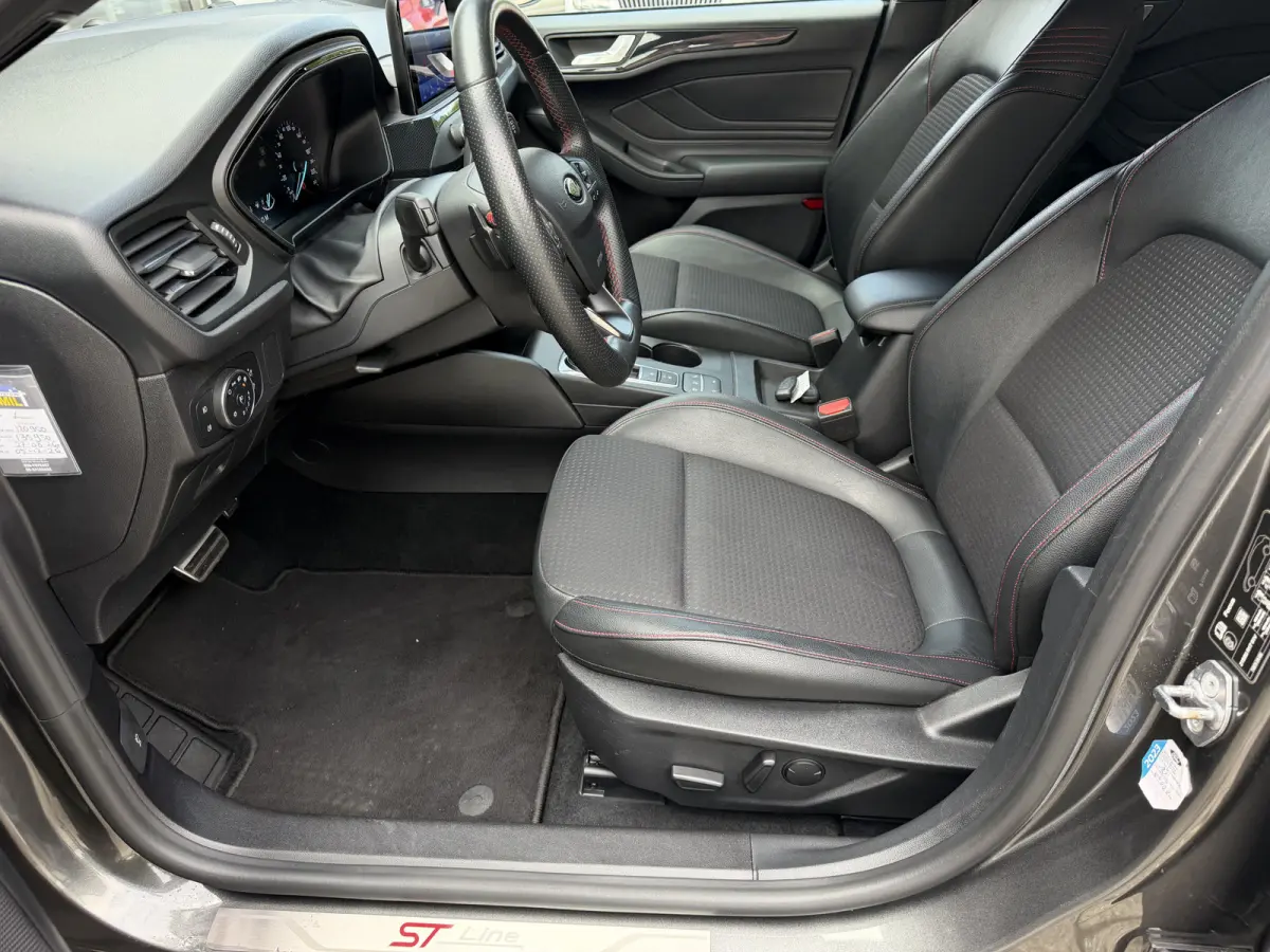 1.0 Titanium Business Automaat / Keyless / Carplay / Navigatie / PDC v+a