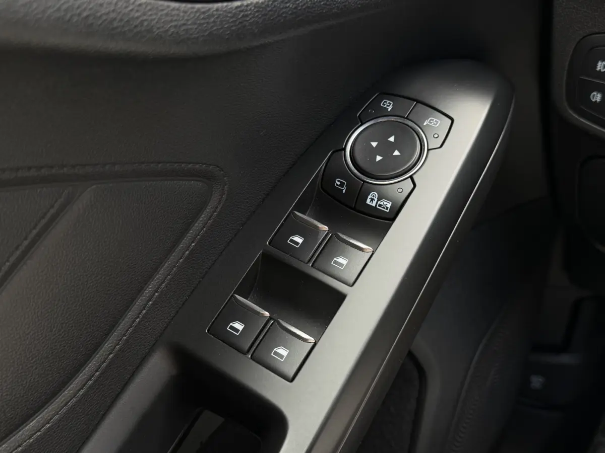 1.0 Titanium Business Automaat / Keyless / Carplay / Navigatie / PDC v+a