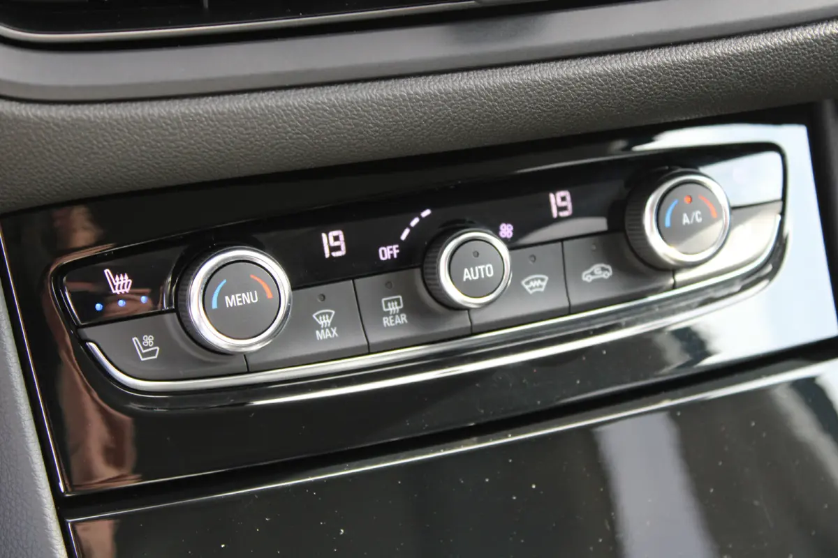 1.6 Turbo Plug-In Hybrid GS | Automaat | Lederen bekleding | Stoelverwarming + koeling | Camera voor + achter |