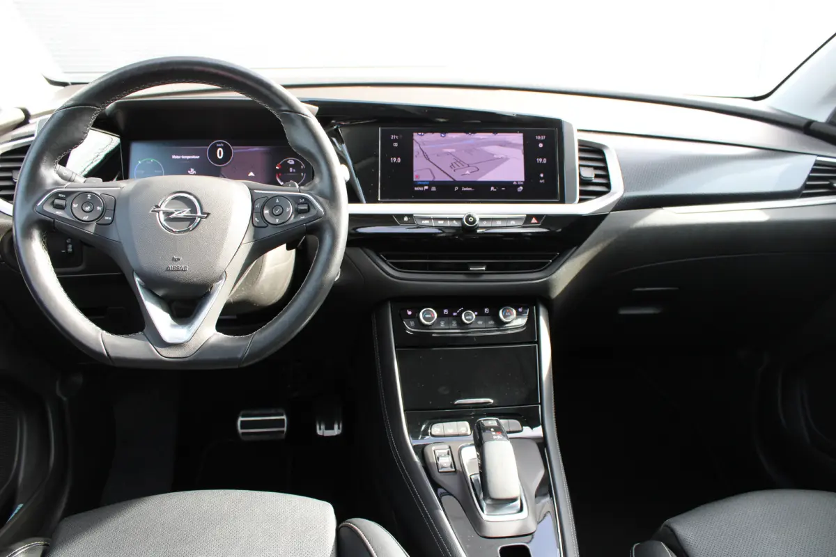1.6 Turbo Plug-In Hybrid GS | Automaat | Lederen bekleding | Stoelverwarming + koeling | Camera voor + achter |