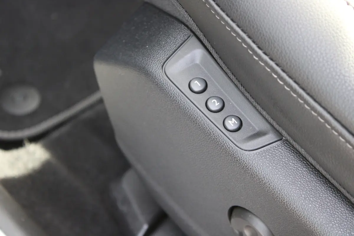 1.6 Turbo Plug-In Hybrid GS | Automaat | Lederen bekleding | Stoelverwarming + koeling | Camera voor + achter |