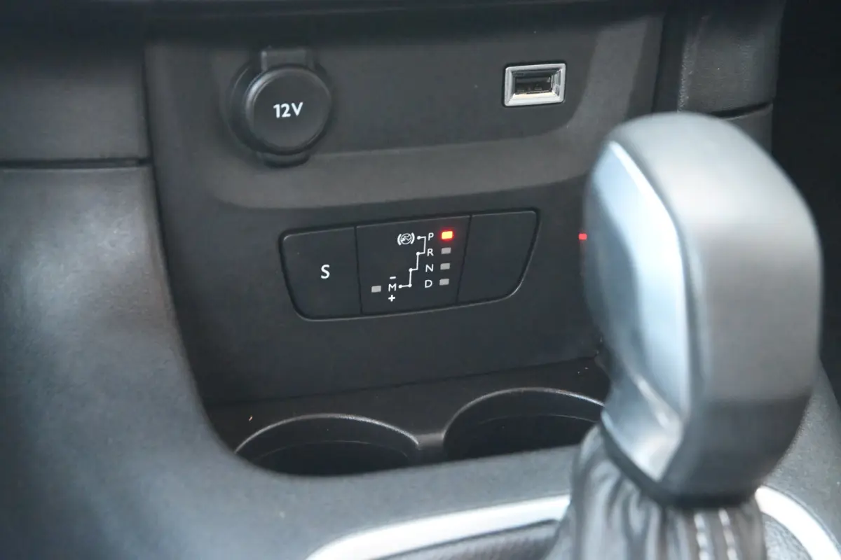 1.2 PureTech Business | Cruise control | Navi by app | DAB | Elektr. ramen voor | LMV 16" | Trekhaak