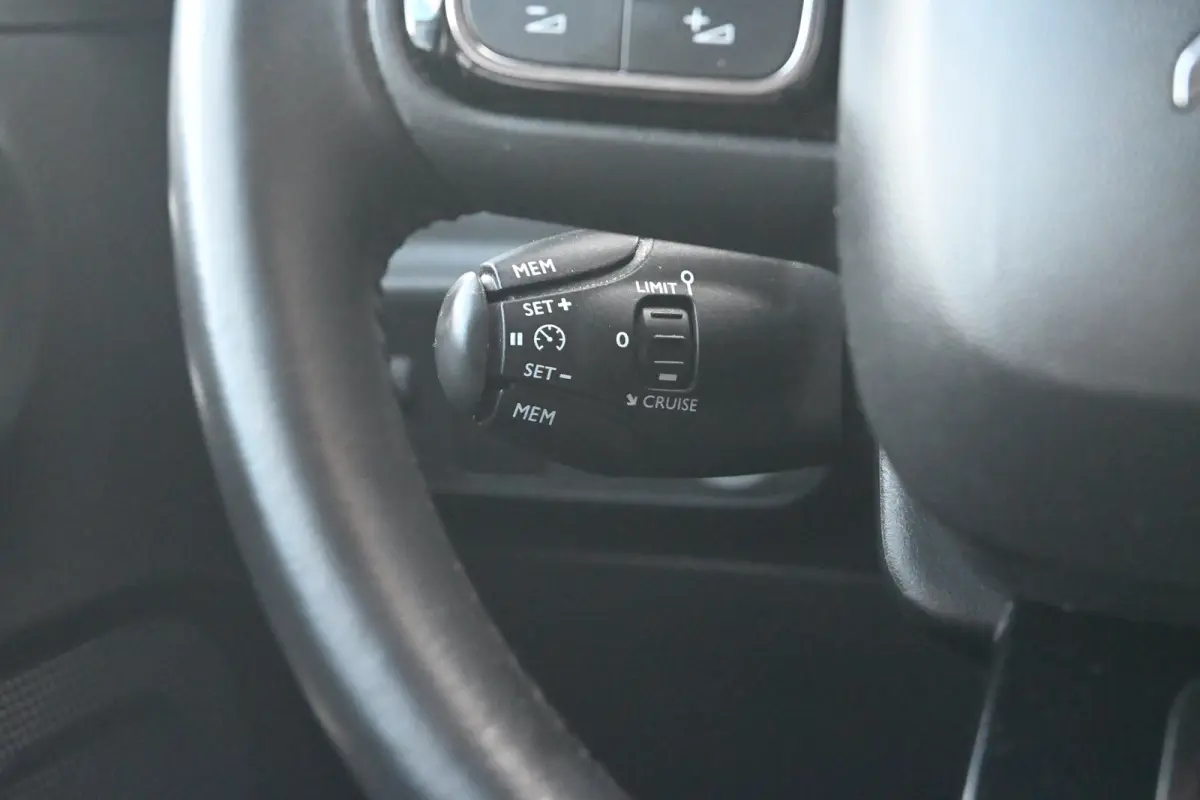 1.2 PureTech Business | Cruise control | Navi by app | DAB | Elektr. ramen voor | LMV 16" | Trekhaak