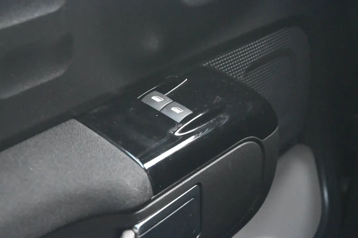1.2 PureTech Business | Cruise control | Navi by app | DAB | Elektr. ramen voor | LMV 16" | Trekhaak