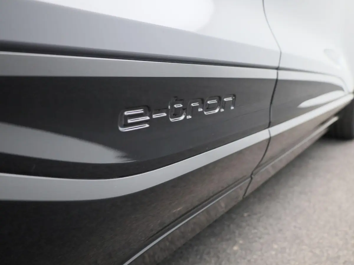 edition performance 100 kWh | Adaptive cruise control | 360 graden camera | Dodehoekdetectie | Geheugen best.stoel | Stuurverwarming | MMI-bijrijdersscherm | Matrix-functie | Warmtepomp | Au