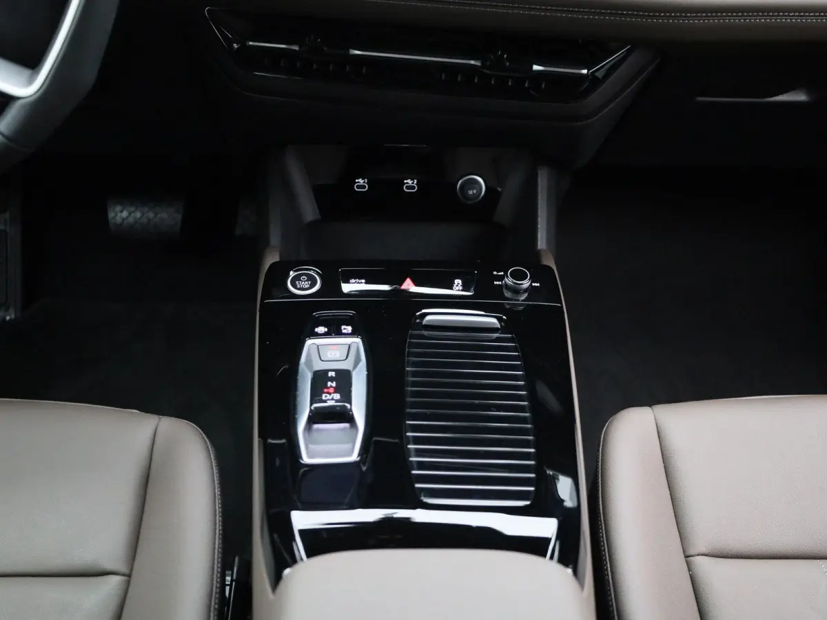 edition performance 100 kWh | Adaptive cruise control | 360 graden camera | Dodehoekdetectie | Geheugen best.stoel | Stuurverwarming | MMI-bijrijdersscherm | Matrix-functie | Warmtepomp | Au