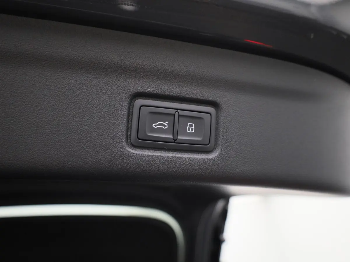 edition performance 100 kWh | Adaptive cruise control | 360 graden camera | Dodehoekdetectie | Geheugen best.stoel | Stuurverwarming | MMI-bijrijdersscherm | Matrix-functie | Warmtepomp | Au