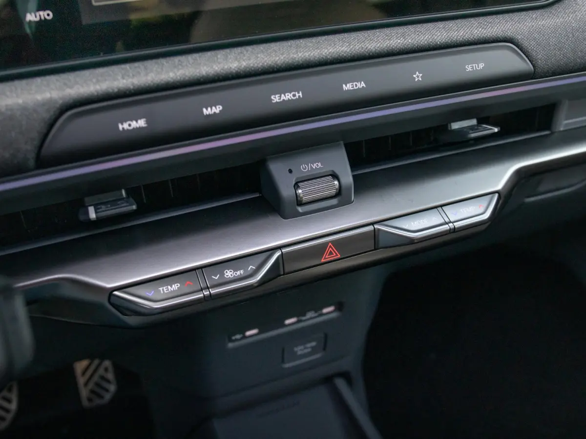 GT-Line 61 kWh | 5p. | Actieprijs* | Navi. | Clima. | Adapt. Cruise. | Stoel&Stuur Verwarming | Dakrails | 15L Frunk | Harman Kardon | Glazen Kanteldak | Vegan Lederen Stoelbekleding 'GT-Lin