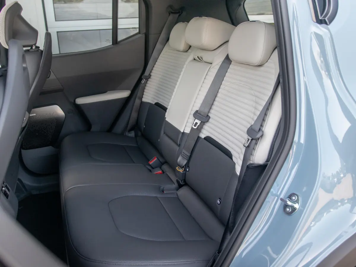 GT-Line 61 kWh | 5p. | Actieprijs* | Navi. | Clima. | Adapt. Cruise. | Stoel&Stuur Verwarming | Dakrails | 15L Frunk | Harman Kardon | Glazen Kanteldak | Vegan Lederen Stoelbekleding 'GT-Lin