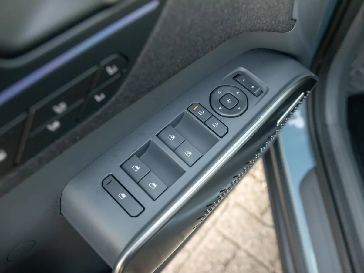 GT-Line 61 kWh | 5p. | Actieprijs* | Navi. | Clima. | Adapt. Cruise. | Stoel&Stuur Verwarming | Dakrails | 15L Frunk | Harman Kardon | Glazen Kanteldak | Vegan Lederen Stoelbekleding 'GT-Lin