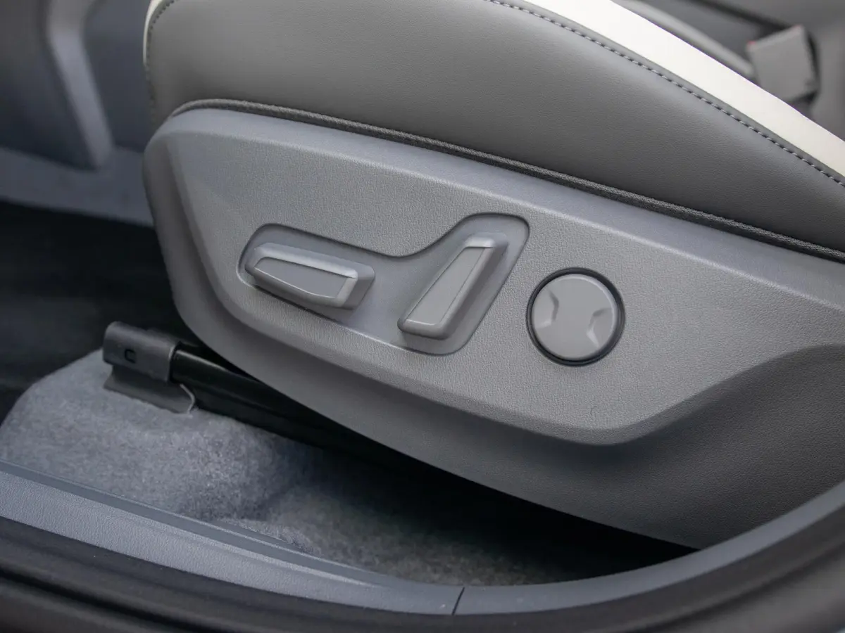GT-Line 61 kWh | 5p. | Actieprijs* | Navi. | Clima. | Adapt. Cruise. | Stoel&Stuur Verwarming | Dakrails | 15L Frunk | Harman Kardon | Glazen Kanteldak | Vegan Lederen Stoelbekleding 'GT-Lin