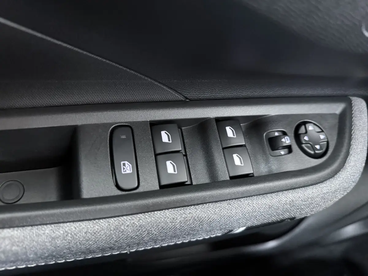 GS - | Apple Carplay / Android Auto | Navigatie | Cruise Control | | 11 kW boordlader | 17" Lichtmetalen velgen in Zwart met 215/60 R17 banden | Dode hoek waarschuwing