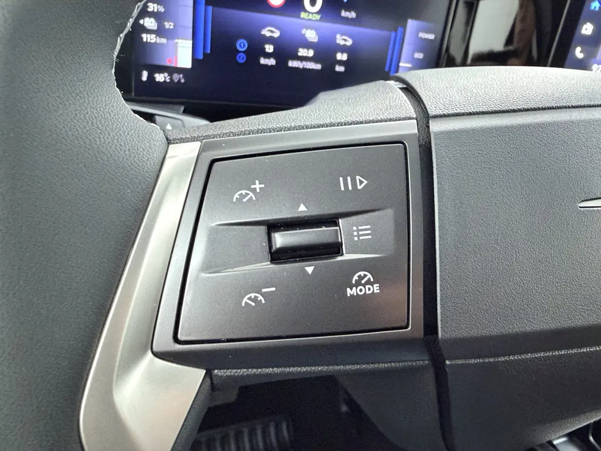 GS - | Apple Carplay / Android Auto | Navigatie | Cruise Control | | 11 kW boordlader | 17" Lichtmetalen velgen in Zwart met 215/60 R17 banden | Dode hoek waarschuwing