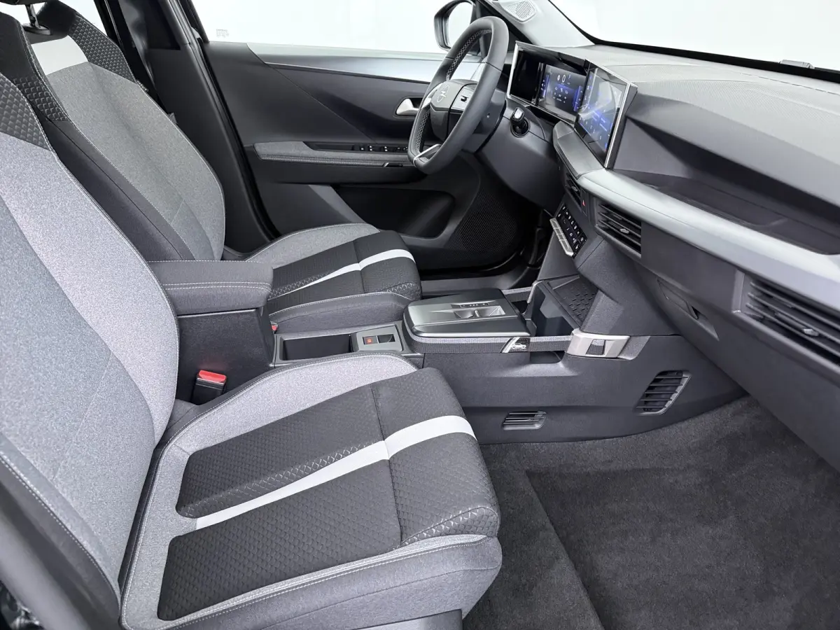 GS - | Apple Carplay / Android Auto | Navigatie | Cruise Control | | 11 kW boordlader | 17" Lichtmetalen velgen in Zwart met 215/60 R17 banden | Dode hoek waarschuwing