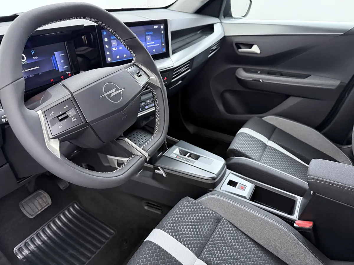 GS - | Apple Carplay / Android Auto | Navigatie | Cruise Control | | 11 kW boordlader | 17" Lichtmetalen velgen in Zwart met 215/60 R17 banden | Dode hoek waarschuwing