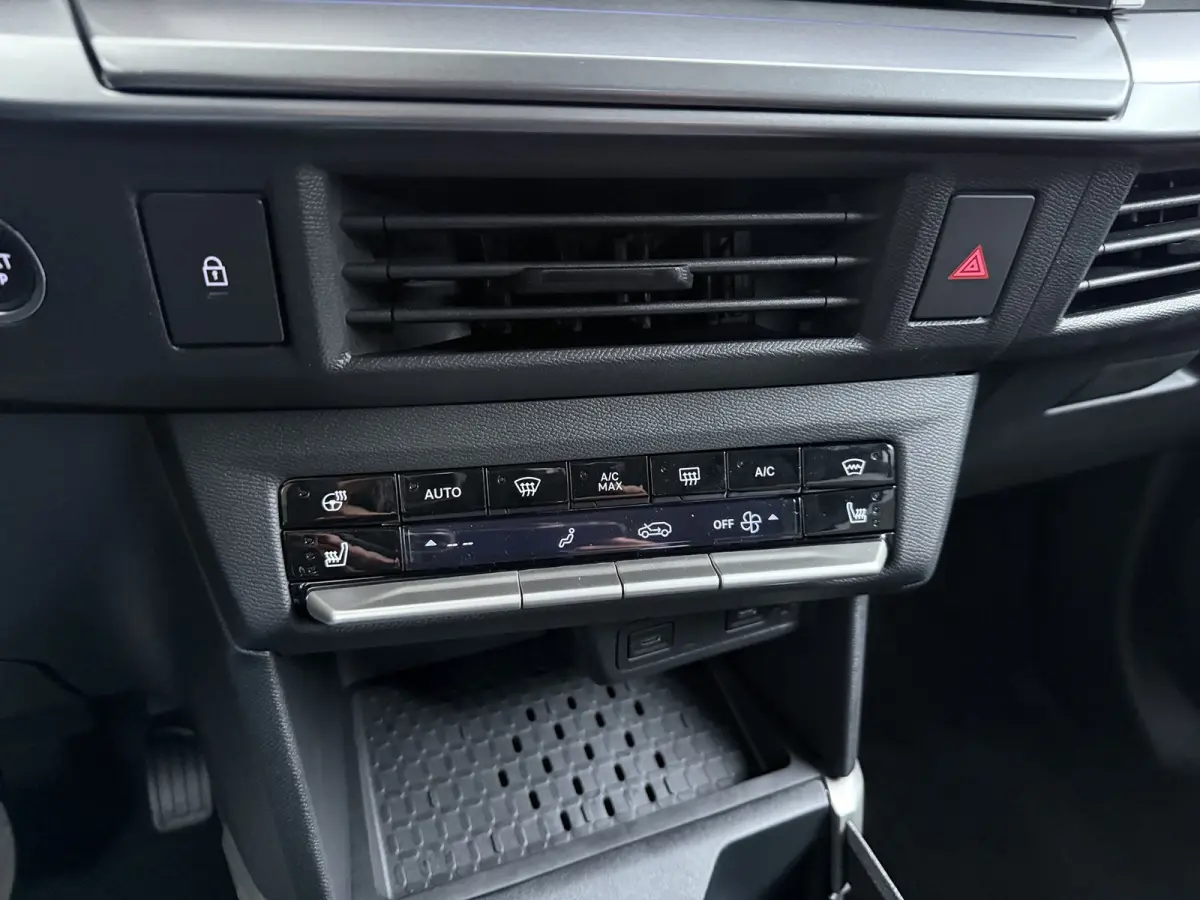 GS - | Apple Carplay / Android Auto | Navigatie | Cruise Control | | 11 kW boordlader | 17" Lichtmetalen velgen in Zwart met 215/60 R17 banden | Dode hoek waarschuwing