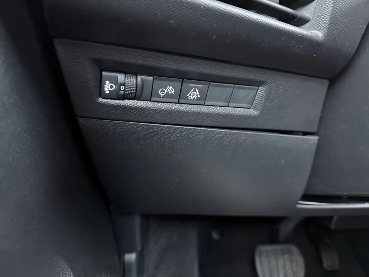 GS - | Apple Carplay / Android Auto | Navigatie | Cruise Control | | 11 kW boordlader | 17" Lichtmetalen velgen in Zwart met 215/60 R17 banden | Dode hoek waarschuwing