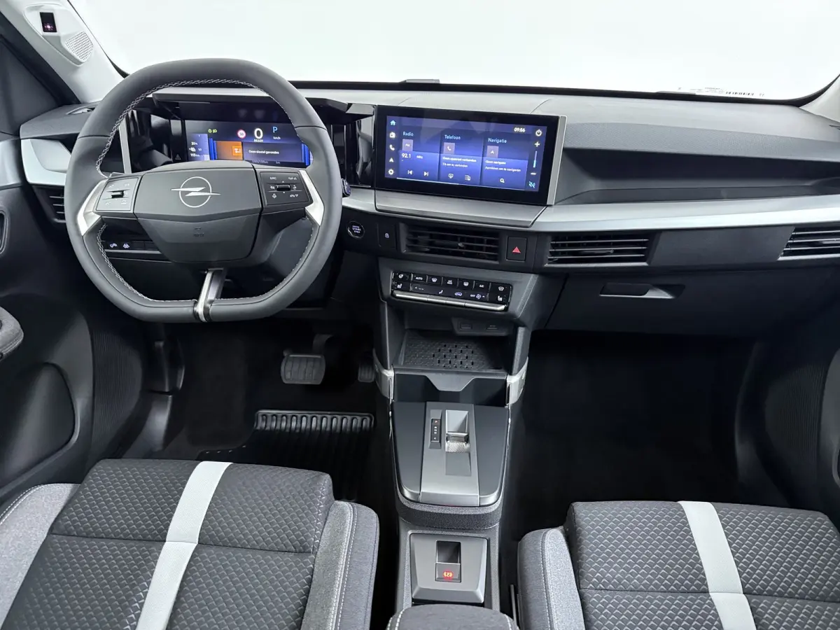 GS - | Apple Carplay / Android Auto | Navigatie | Cruise Control | | 11 kW boordlader | 17" Lichtmetalen velgen in Zwart met 215/60 R17 banden | Dode hoek waarschuwing