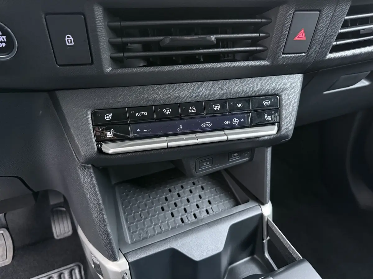 GS - | Apple Carplay / Android Auto | Navigatie | Cruise Control | | 11 kW boordlader | 17" Lichtmetalen velgen in Zwart met 215/60 R17 banden | Dode hoek waarschuwing
