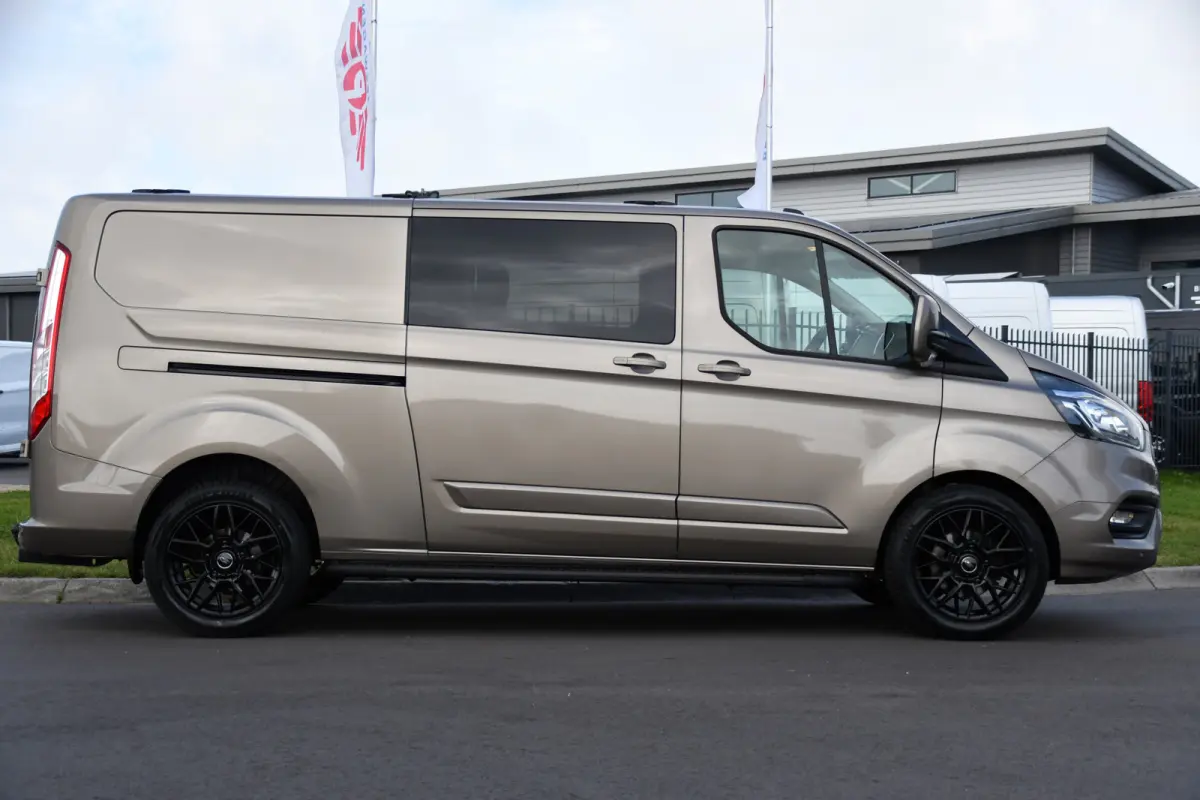 320 2.0 TDCI L2H1 Limited DC Raptor Edition Camera, Adaptieve Cruise, Carplay, 170PK, Automaat, PDC, 2 x Schuifdeur, Stoelverwarming, Uniek!