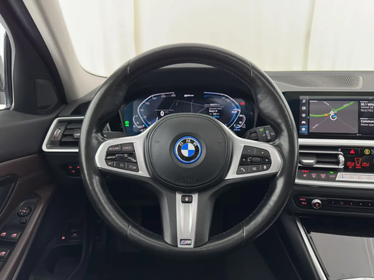 320e Business Edition Plus (Plug-In) {SoH-93%} (INCL-BTW) Aut *PANO | LASER-LED | LEATHER | HEATED-SPORTSEATS | HIFI-SOUND | KEYLESS | DIGI-COCKPIT | NAVI-FULLMAP | DAB | AMBIENTLIGHT | PRIV
