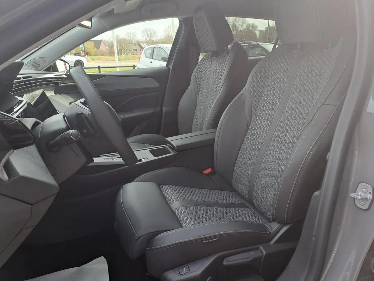 1.2 Hybrid 145 e-DCS6 Allure 360 Graden camera | Stoelverwarming + stuurverwarming | Tot 8 jaar Peugeot Care garantie