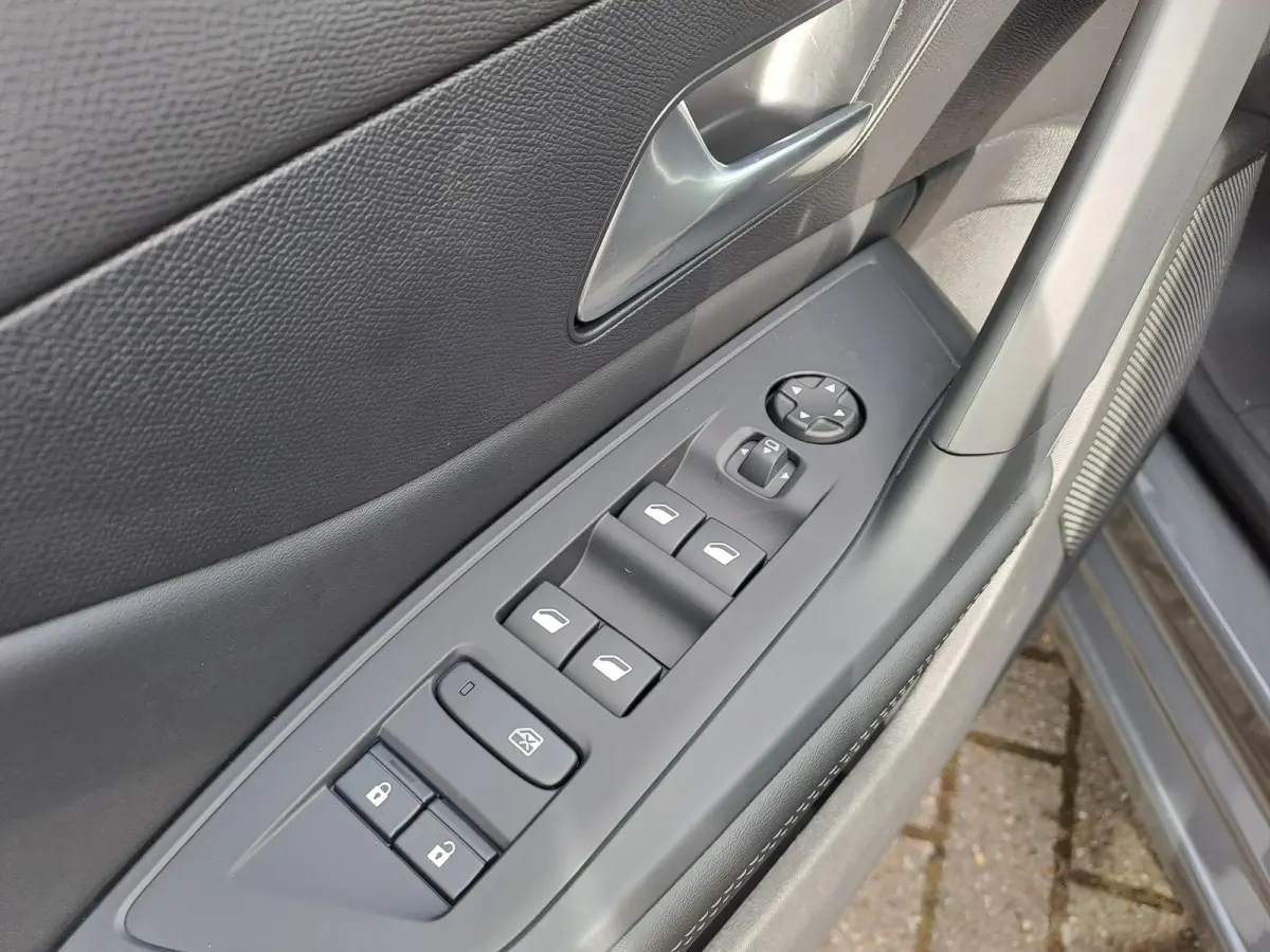 1.2 Hybrid 145 e-DCS6 Allure 360 Graden camera | Stoelverwarming + stuurverwarming | Tot 8 jaar Peugeot Care garantie