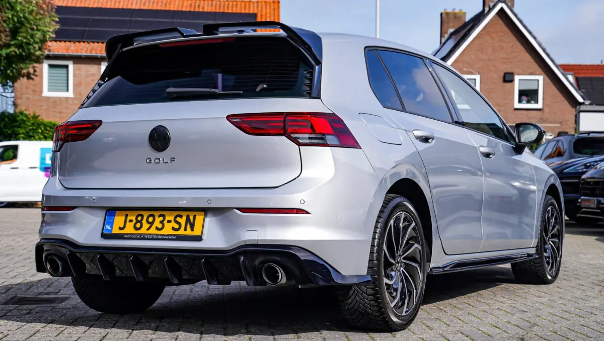 1.5 TSI Sport | R-line Difuser | Sport uitlaat met kleppensysteem | Navigatie | Lane Assist | Apple Carplay |
