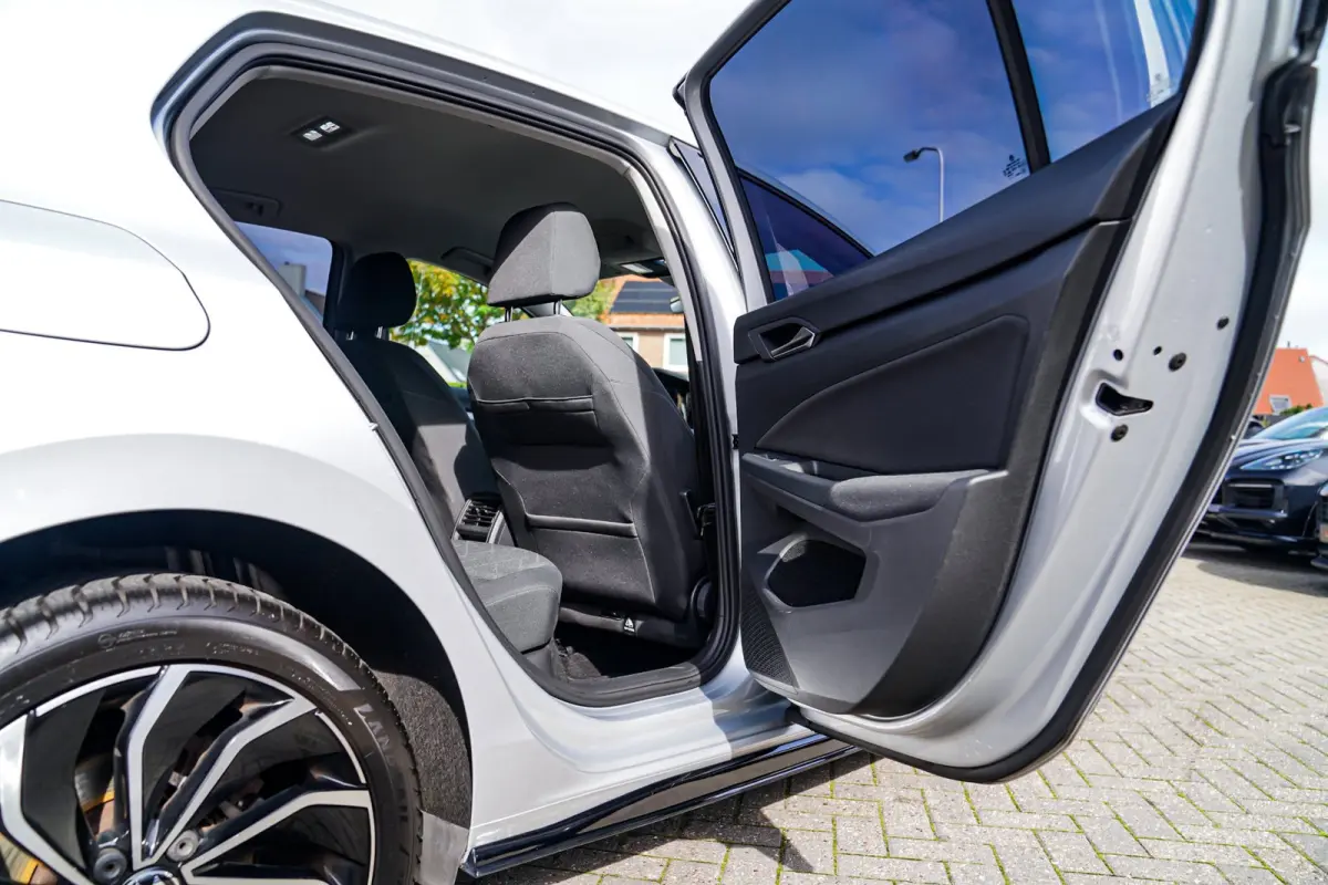 1.5 TSI Sport | R-line Difuser | Sport uitlaat met kleppensysteem | Navigatie | Lane Assist | Apple Carplay |