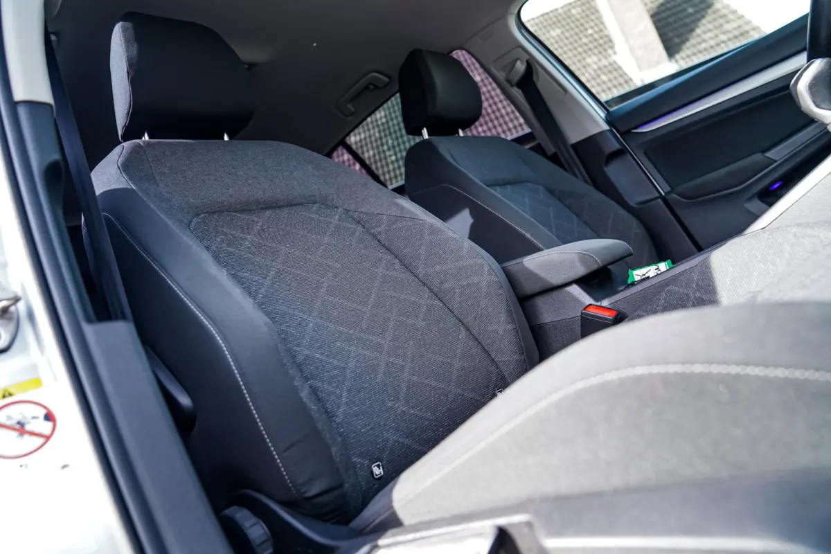 1.5 TSI Sport | R-line Difuser | Sport uitlaat met kleppensysteem | Navigatie | Lane Assist | Apple Carplay |