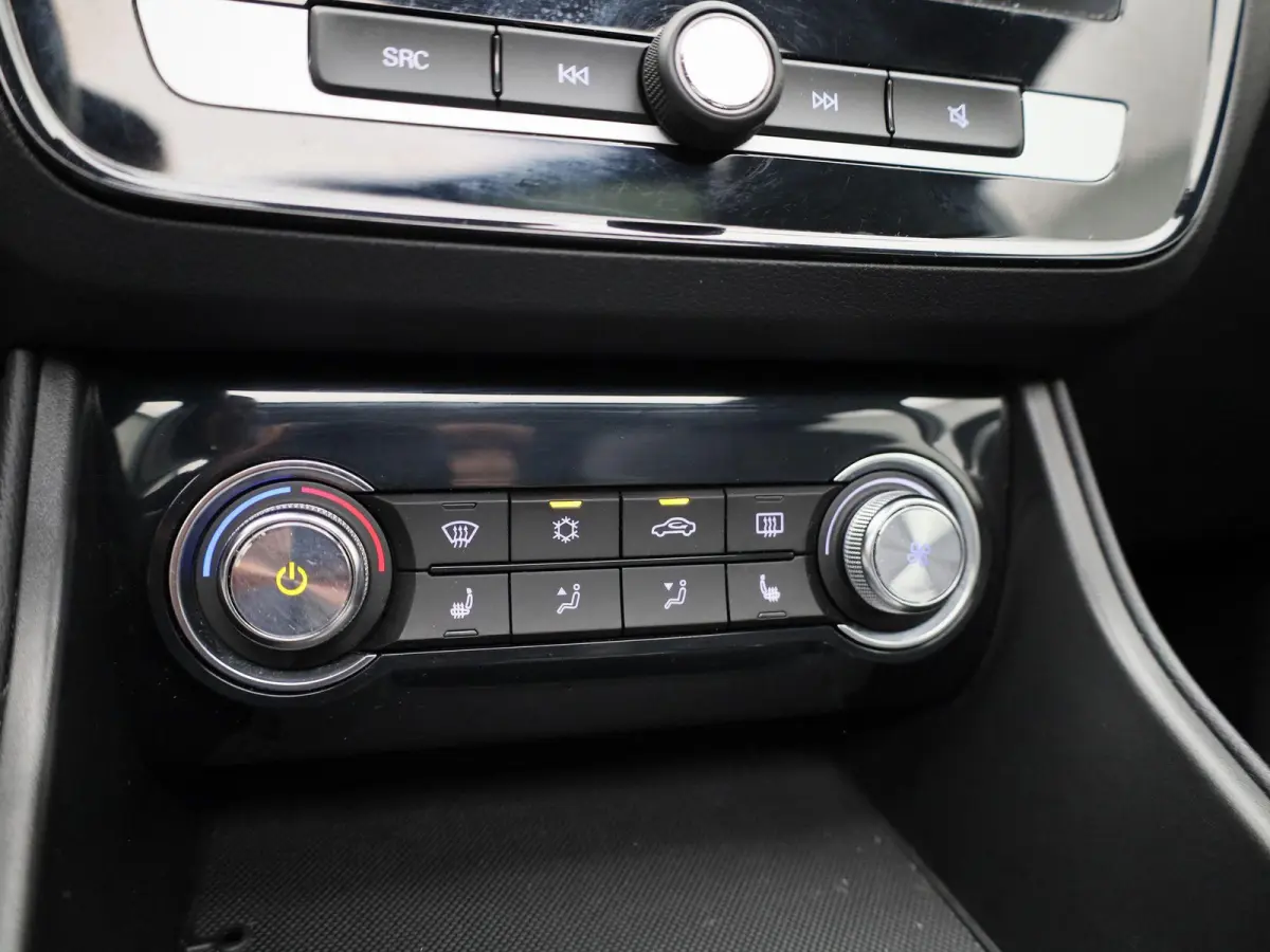 MG Luxury 45 kWh LEER | PANORAMADAK | CAMERA | STOELVERWARMING