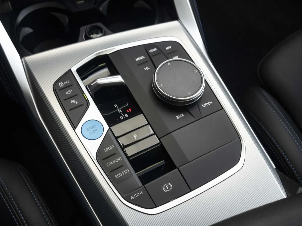 eDrive40 | High Executive | M Sport | Schuif-/kanteldak | Driving Assistant Professional | Stuurwielrand verwarmd | Head Up Display