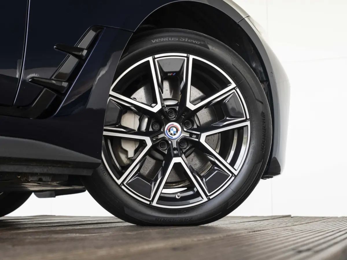 eDrive40 | High Executive | M Sport | Schuif-/kanteldak | Driving Assistant Professional | Stuurwielrand verwarmd | Head Up Display