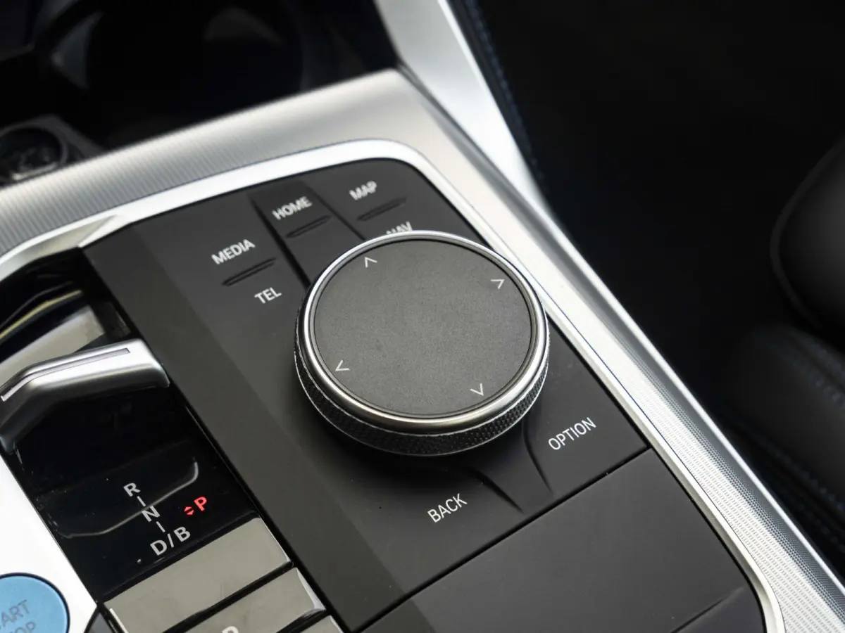 eDrive40 | High Executive | M Sport | Schuif-/kanteldak | Driving Assistant Professional | Stuurwielrand verwarmd | Head Up Display