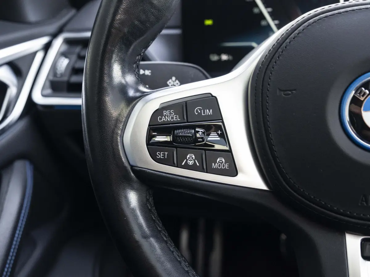 eDrive40 | High Executive | M Sport | Schuif-/kanteldak | Driving Assistant Professional | Stuurwielrand verwarmd | Head Up Display