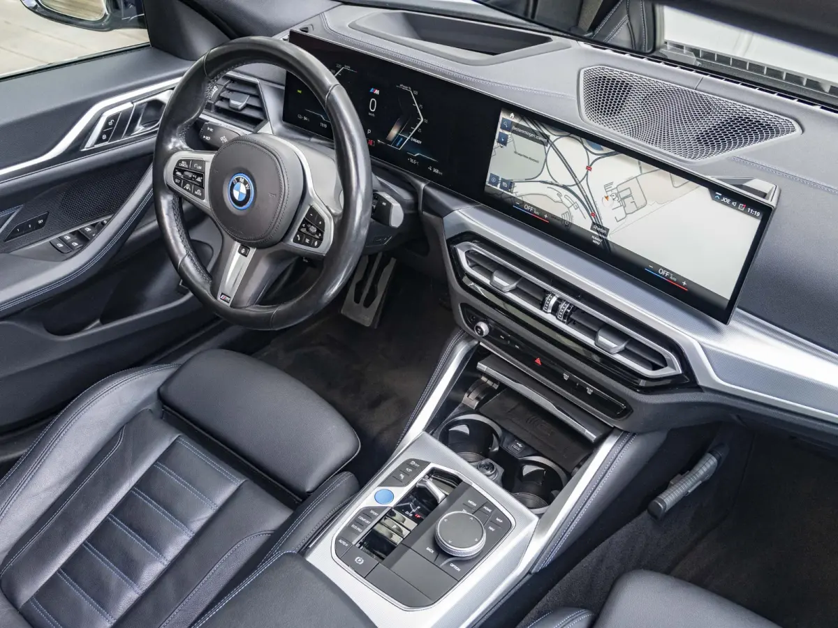 eDrive40 | High Executive | M Sport | Schuif-/kanteldak | Driving Assistant Professional | Stuurwielrand verwarmd | Head Up Display