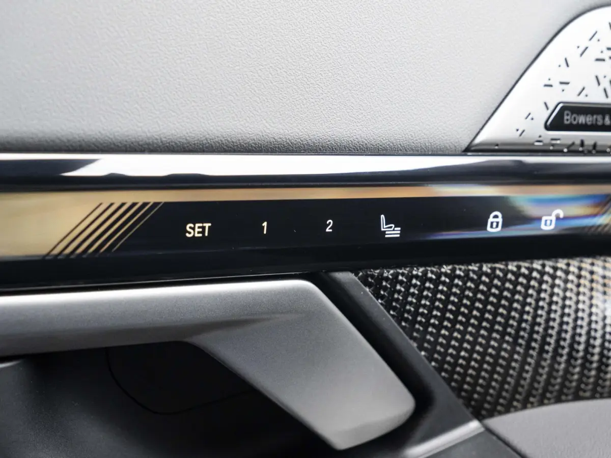 550e xDrive | M Sportpakket Pro | Comfort Access | Driving Assistant Plus | Bowers & Wilkins | Glazen Panoramadak | 21 inch | Trekhaak