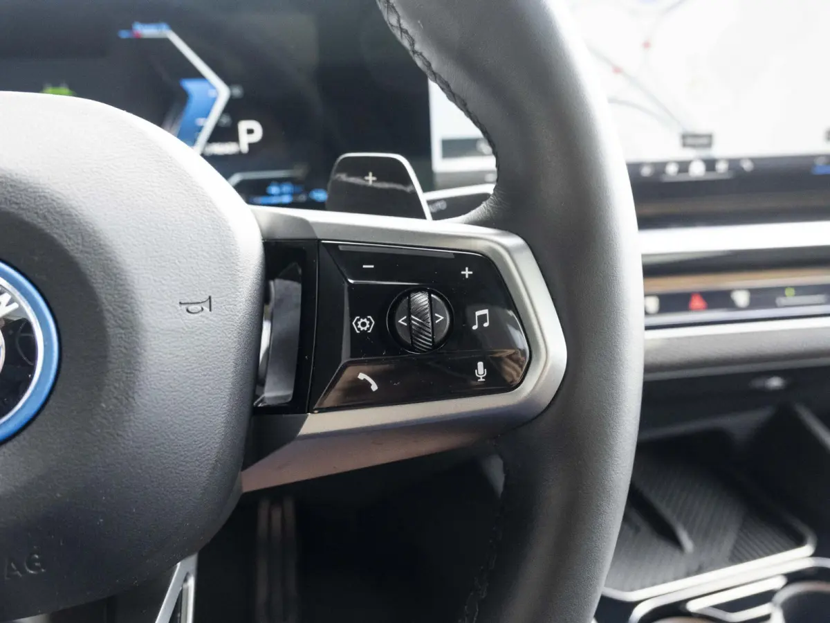 550e xDrive | M Sportpakket Pro | Comfort Access | Driving Assistant Plus | Bowers & Wilkins | Glazen Panoramadak | 21 inch | Trekhaak