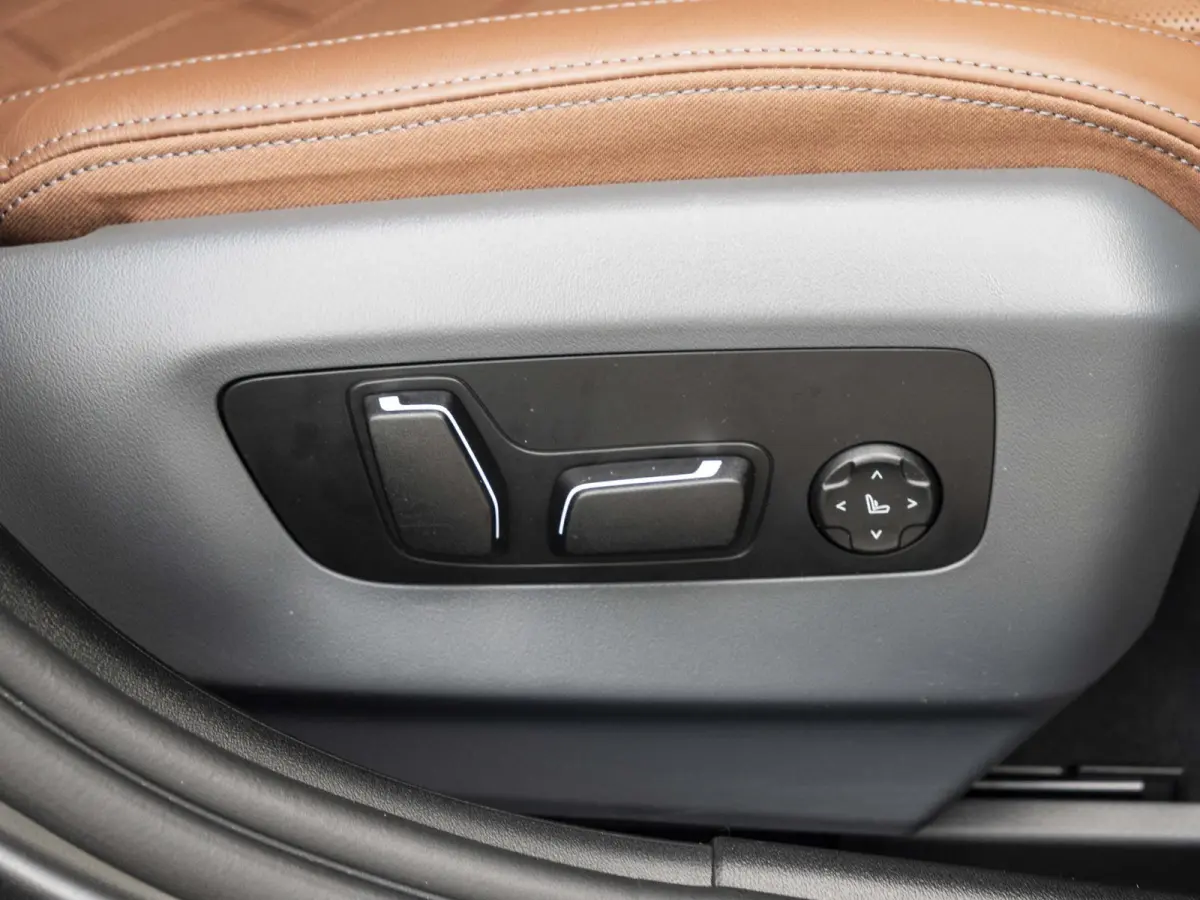 550e xDrive | M Sportpakket Pro | Comfort Access | Driving Assistant Plus | Bowers & Wilkins | Glazen Panoramadak | 21 inch | Trekhaak