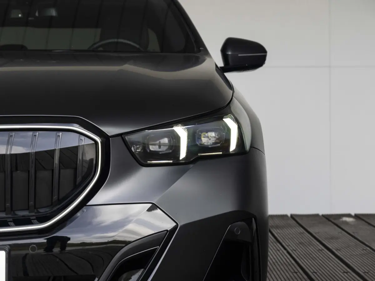550e xDrive | M Sportpakket Pro | Comfort Access | Driving Assistant Plus | Bowers & Wilkins | Glazen Panoramadak | 21 inch | Trekhaak