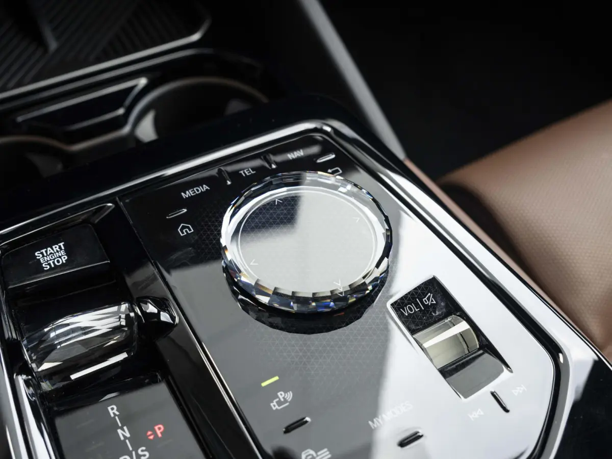 550e xDrive | M Sportpakket Pro | Comfort Access | Driving Assistant Plus | Bowers & Wilkins | Glazen Panoramadak | 21 inch | Trekhaak