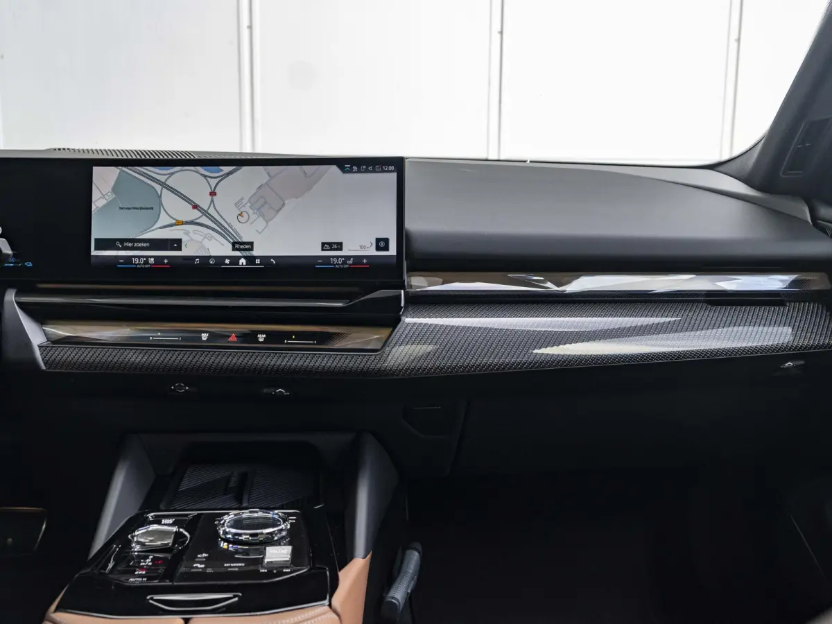550e xDrive | M Sportpakket Pro | Comfort Access | Driving Assistant Plus | Bowers & Wilkins | Glazen Panoramadak | 21 inch | Trekhaak