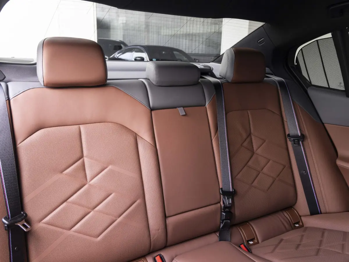 550e xDrive | M Sportpakket Pro | Comfort Access | Driving Assistant Plus | Bowers & Wilkins | Glazen Panoramadak | 21 inch | Trekhaak