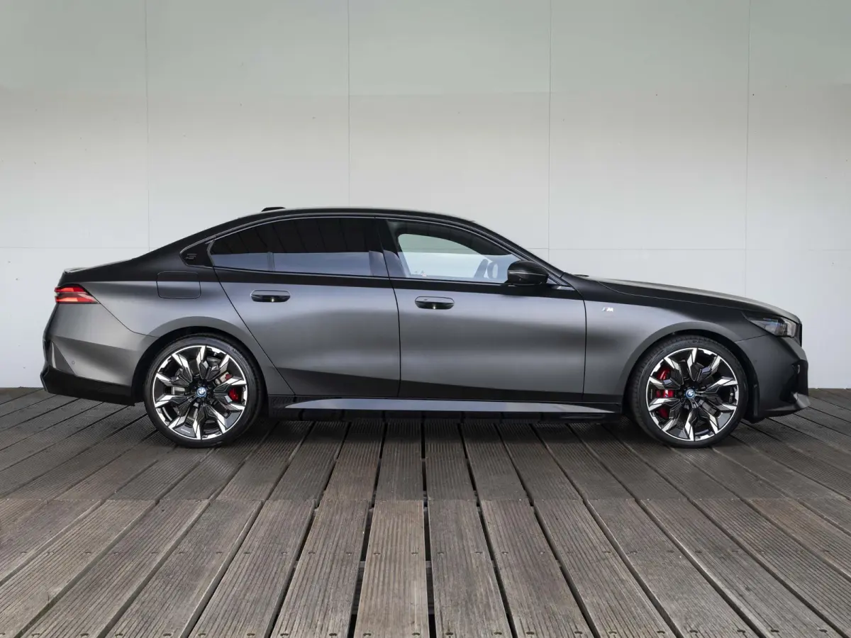 550e xDrive | M Sportpakket Pro | Comfort Access | Driving Assistant Plus | Bowers & Wilkins | Glazen Panoramadak | 21 inch | Trekhaak