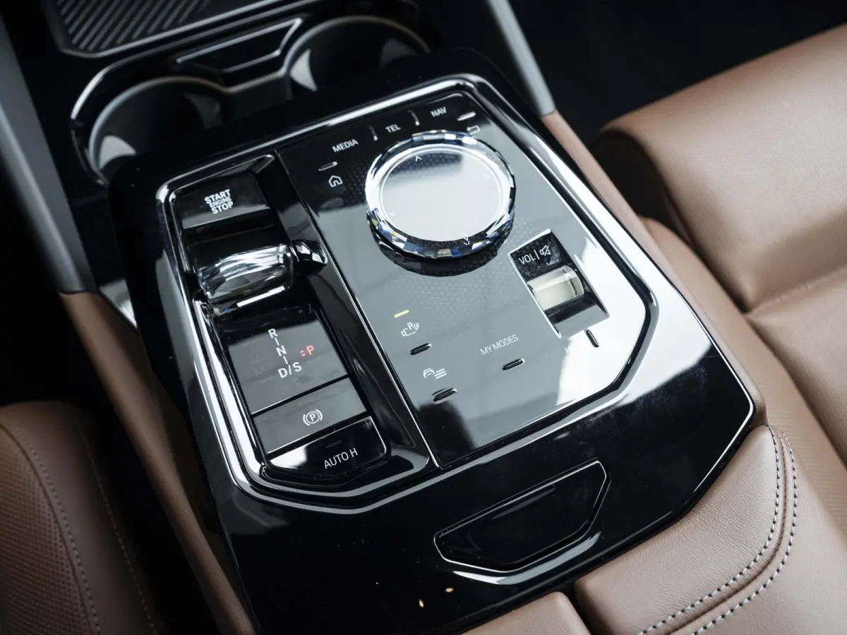 550e xDrive | M Sportpakket Pro | Comfort Access | Driving Assistant Plus | Bowers & Wilkins | Glazen Panoramadak | 21 inch | Trekhaak