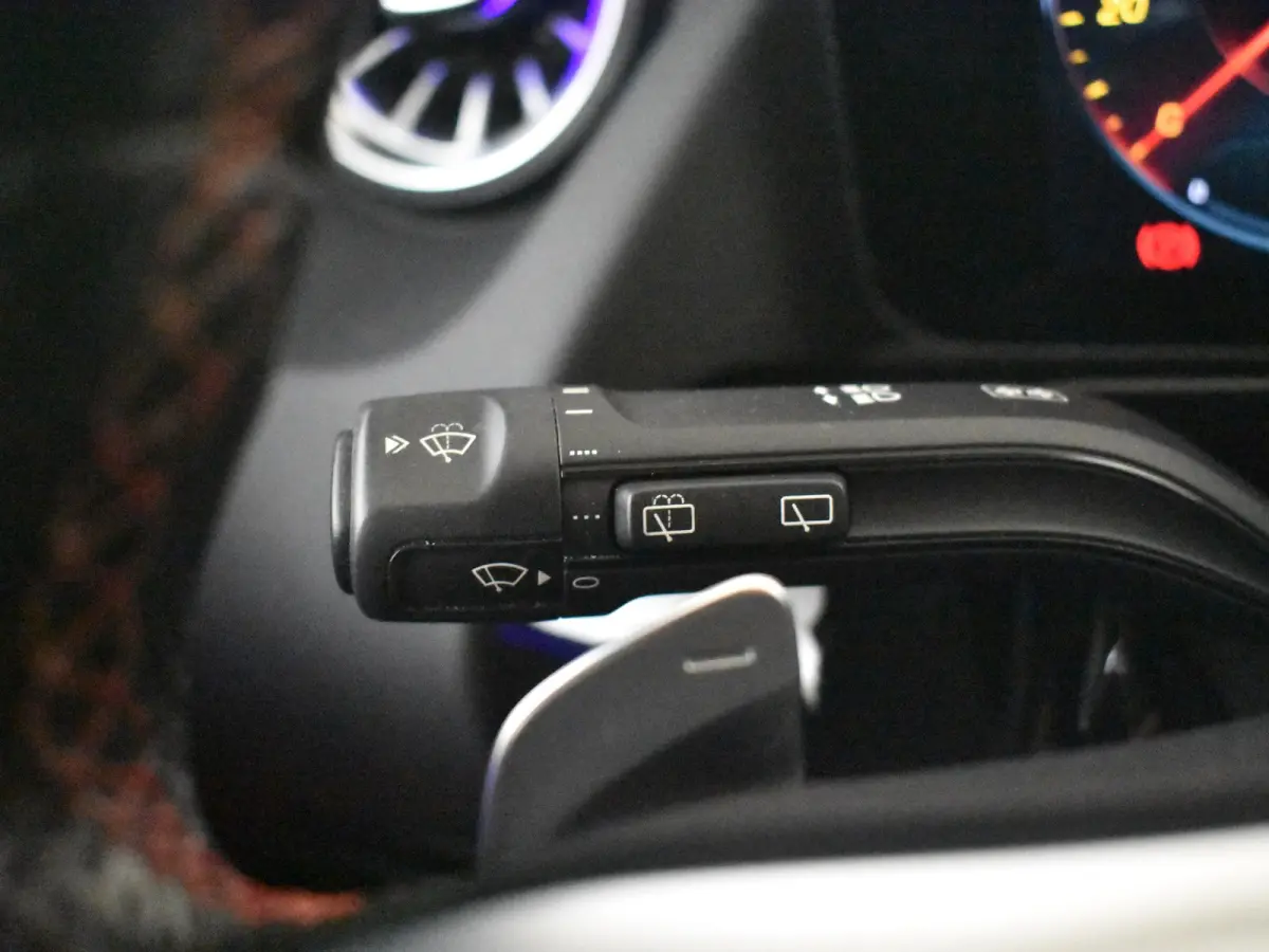 250 4MATIC AMG Line l Pano Dak l Leder/Alcantara l Trekhaak l Dodehoek Detectie l AMG l Sfeerverlichting l