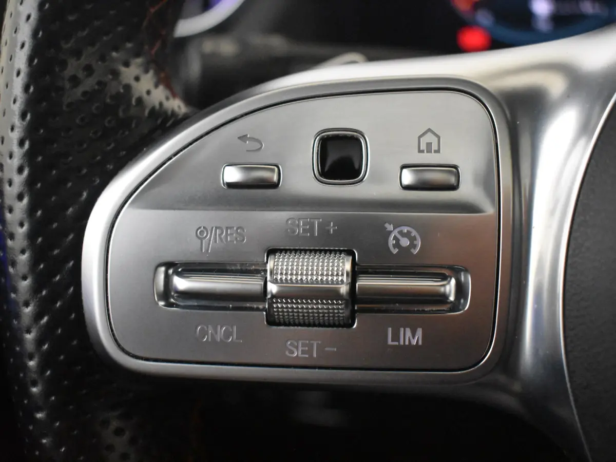 250 4MATIC AMG Line l Pano Dak l Leder/Alcantara l Trekhaak l Dodehoek Detectie l AMG l Sfeerverlichting l